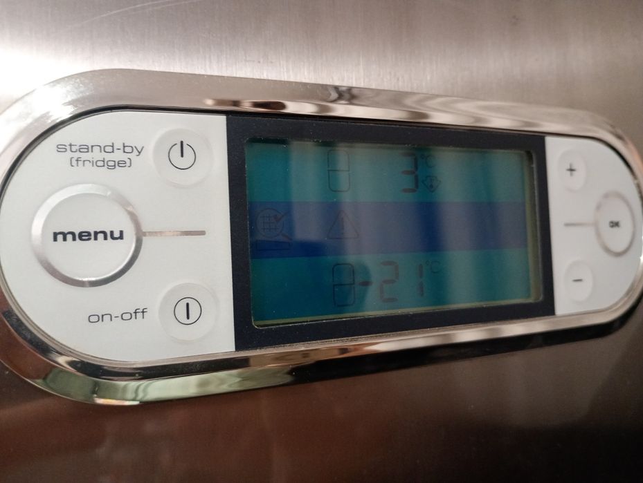 Хладилник с една малка забележка която не пречи ,взимане от място