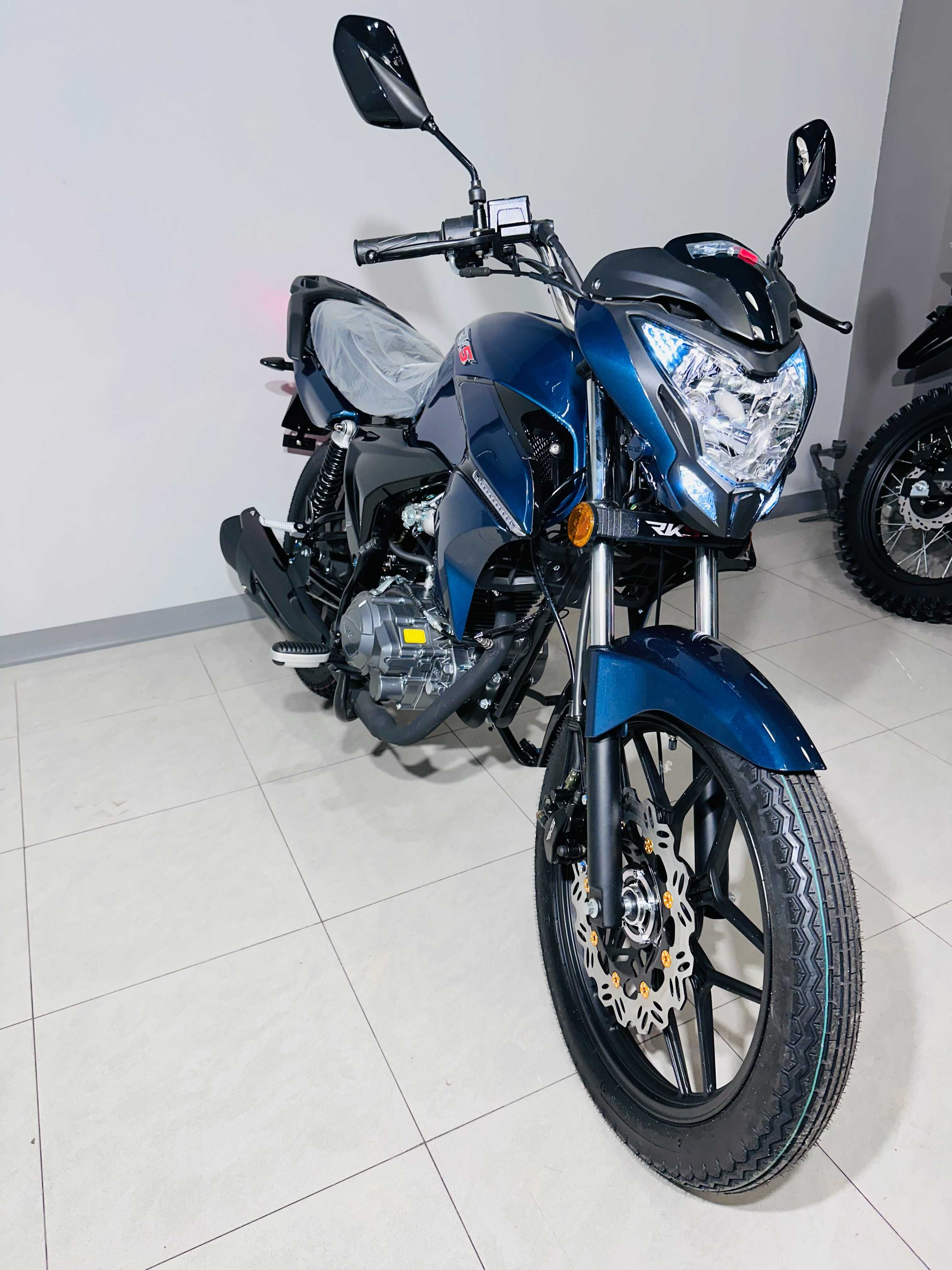 Motocicleta RKS 125R cu motor de 125 CC