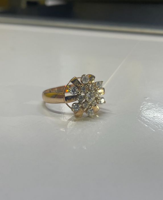 Продам кольцо с камнями 3.6гр