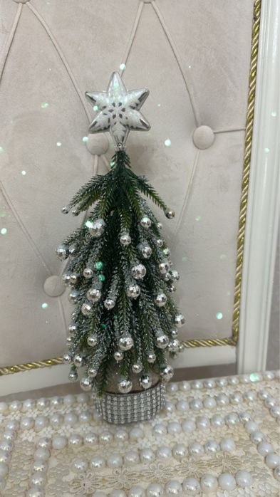 Настольные елки очень красочные, яркие, новогодние