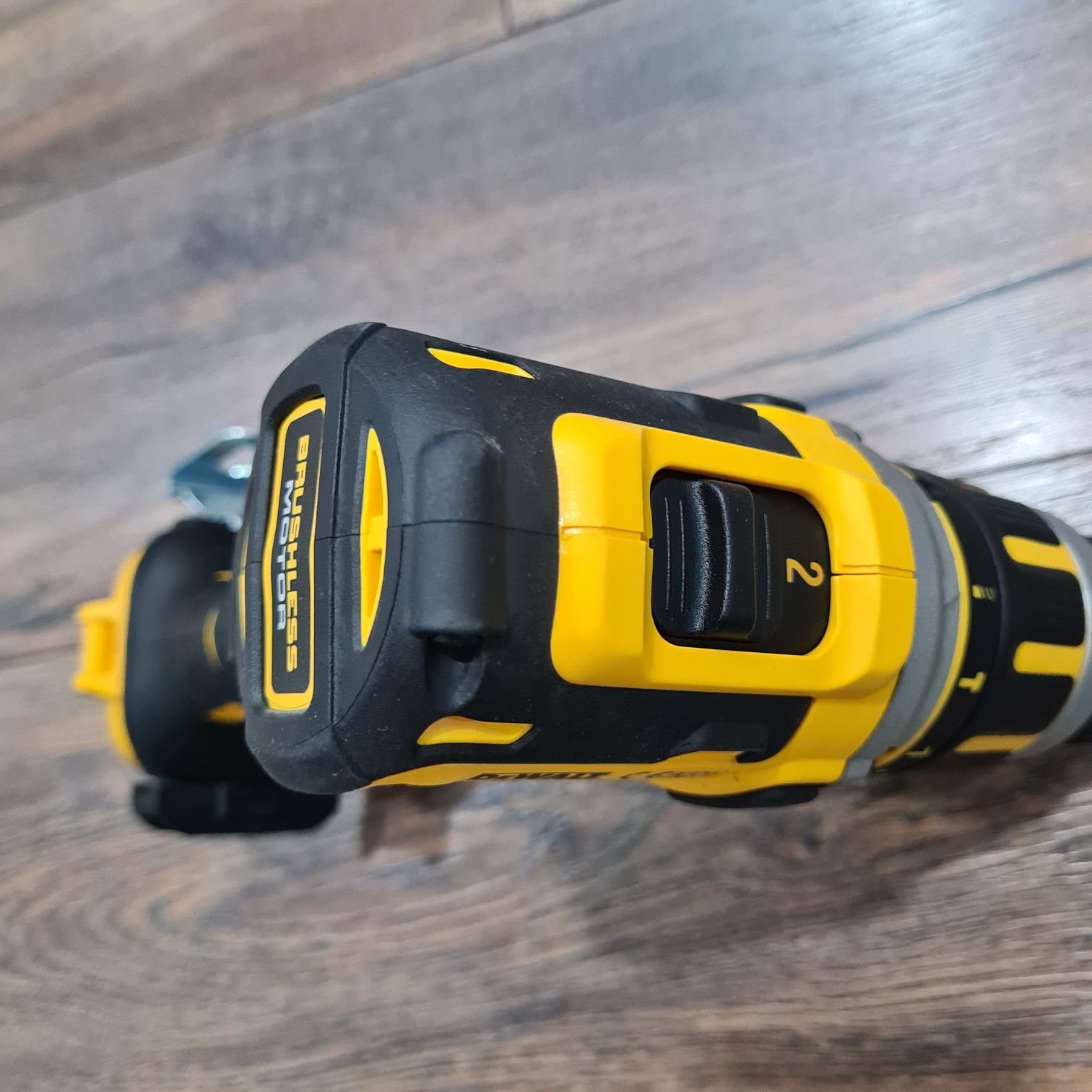 Безчетков винтоверт Dewalt 18V