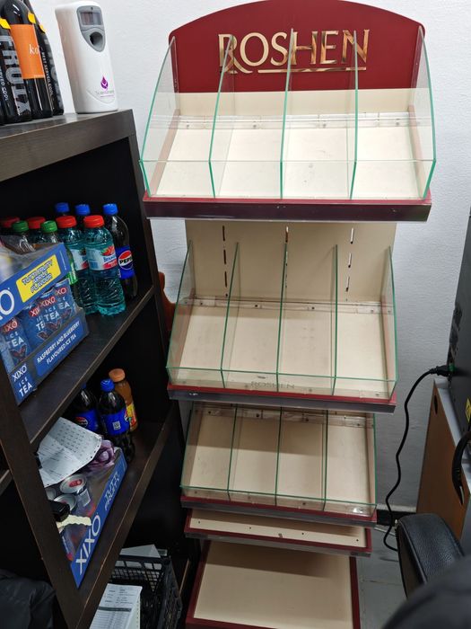 Стелаж на Рошен за сладки работи