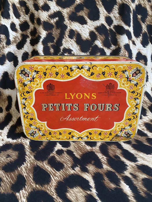 Винтажная жестяная банка  50-х годов Lyons Petits Fours  Англия