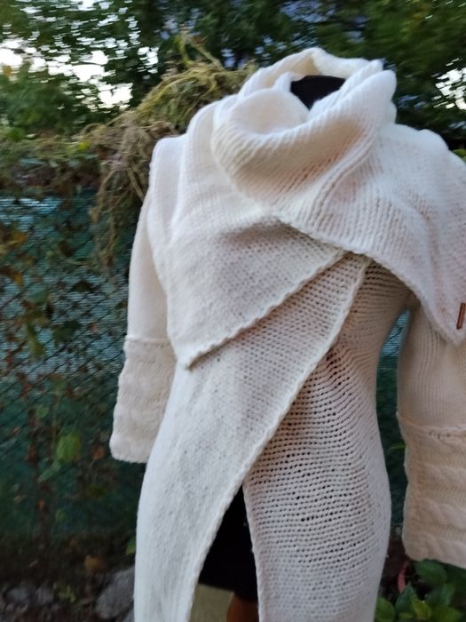 Ръчно изплетена жилетка