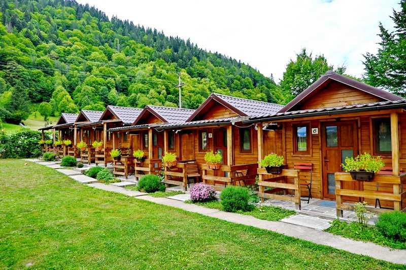 Complex de vacanta, 6 casute, cabana, sauna, terase pe 2.300 mp