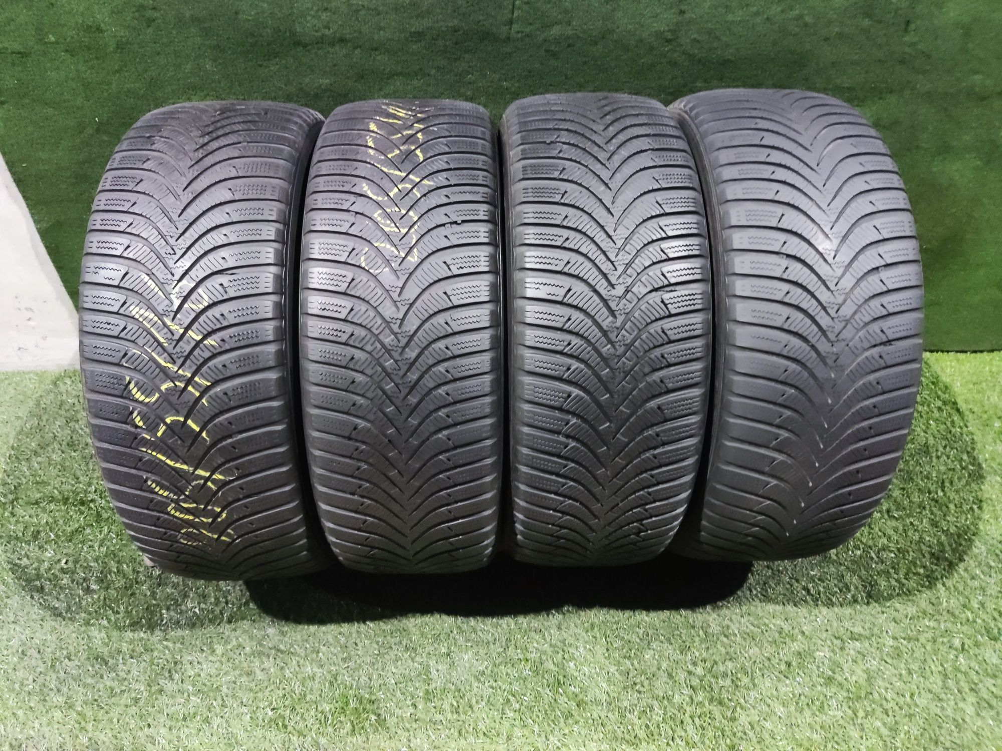 4бр зимни гуми 205/55/16 Hankook 
5.5/5.8
Добро състояние на гумите, б