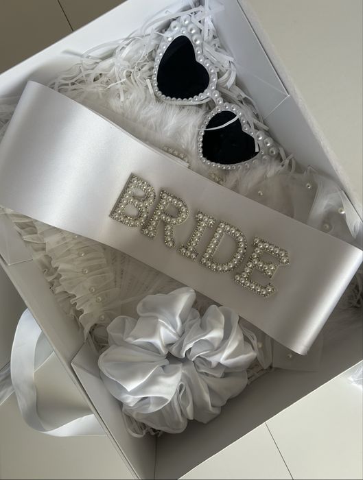 Кутия с аксесоари за булка