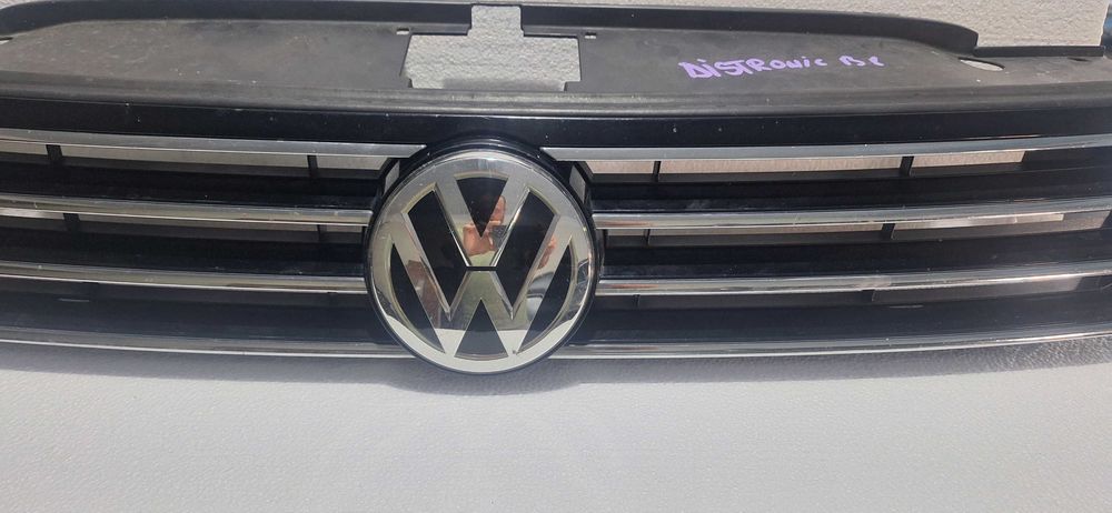 Grila fata cu emblema  model  distronic  VW PASSAT B8