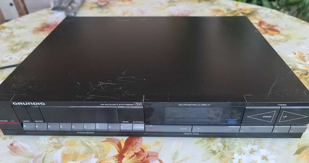 Grundig  T8200  Quartz  synthesizer AM FM  tuner
