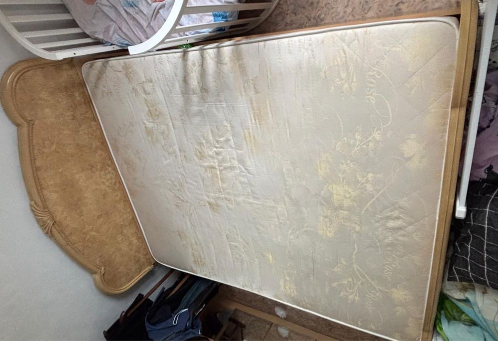 Кровать двухспальная с матрасом