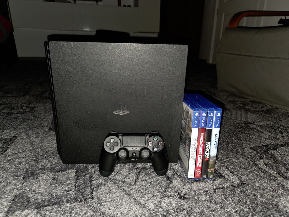Vand playstation 4 pro cu 5 jocuri + controller dualshock 4
