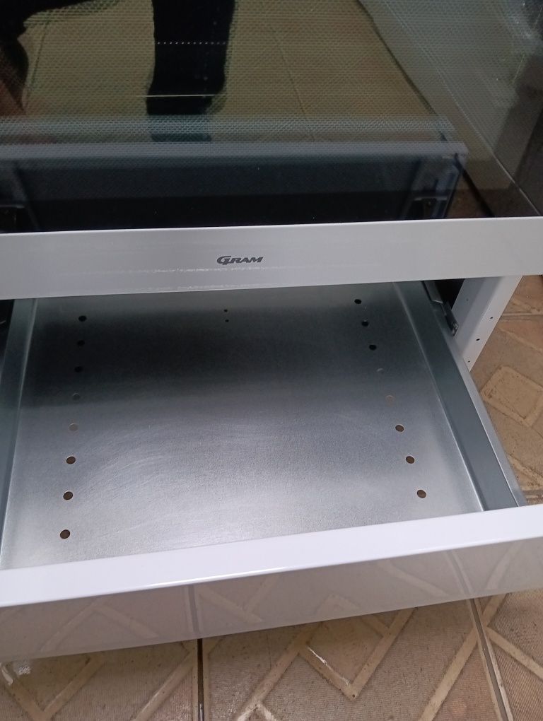 Чисто нова свободно стояща печка с керамичен плот GRAM 2год. ГАРАНЦИЯ!