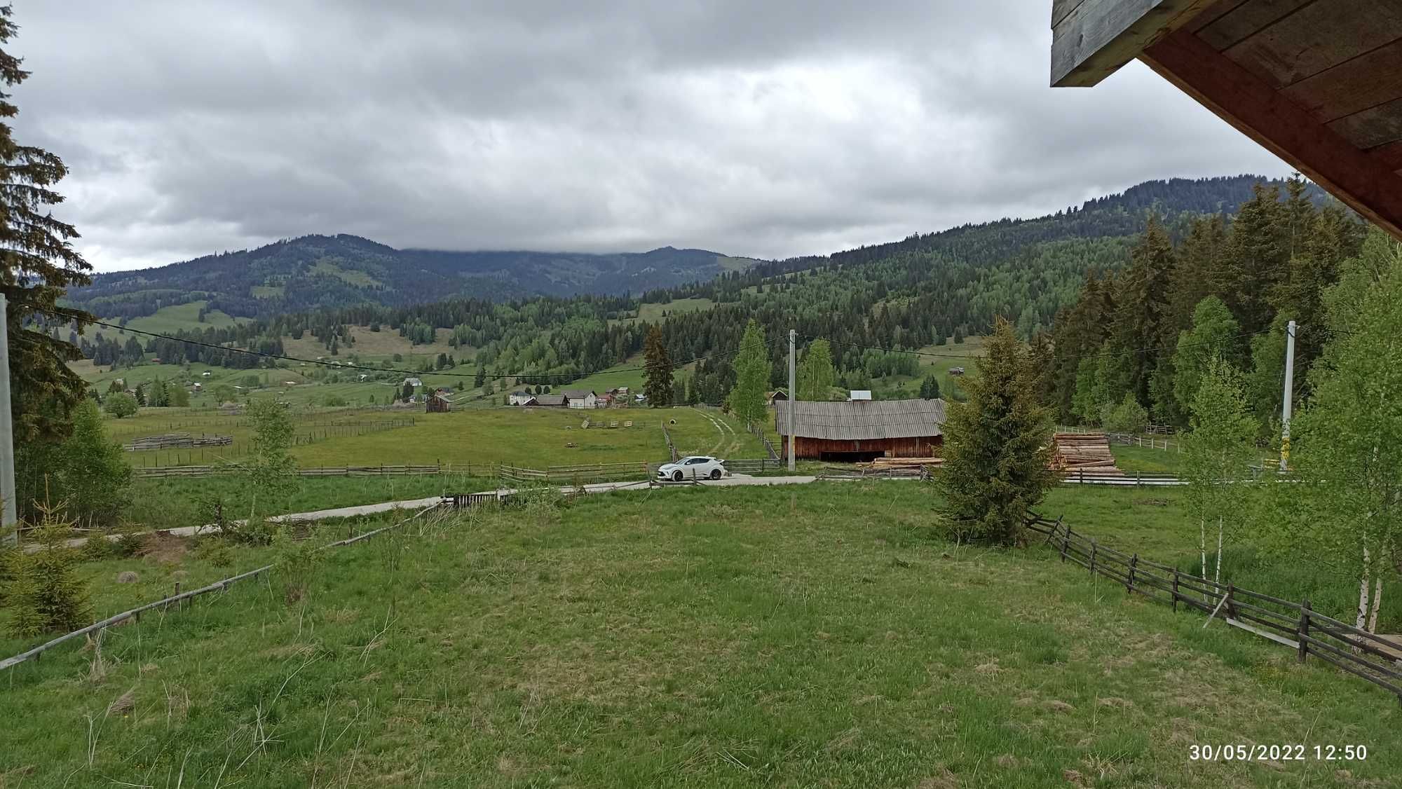 Casa la roșu de vânzare, zona de munte