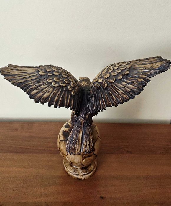 Голяма и много масивна статуетка на орел