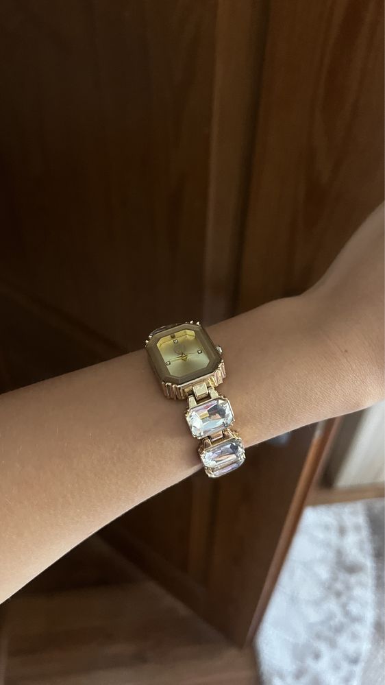 Продавам часовник Swarovski