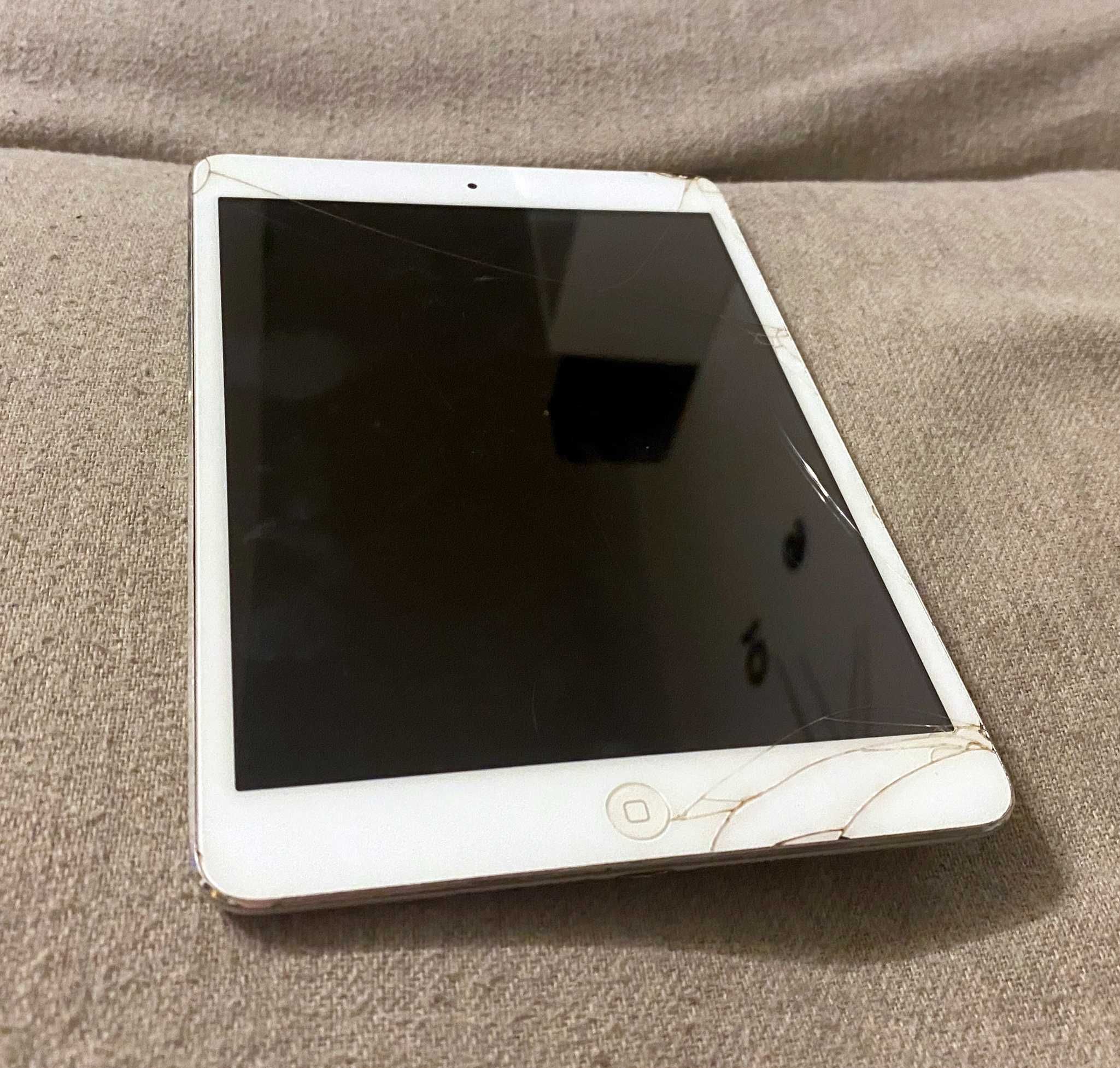 Apple iPad mini Wi-Fi A1432 - nu porneste si sticla fisurata colectie