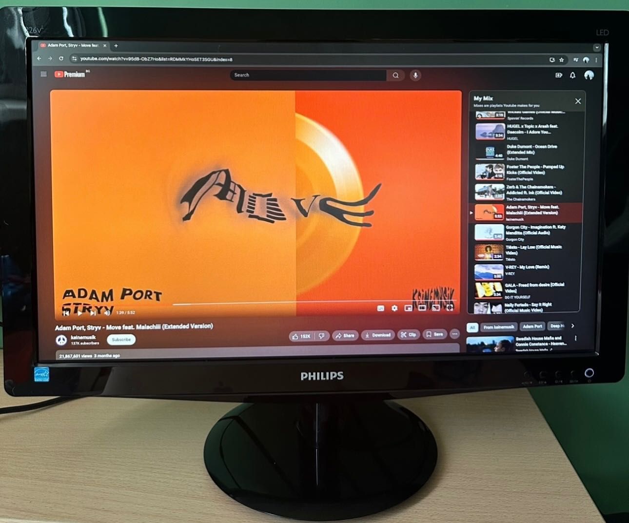 Офис бюро и монитор Philips 21’’