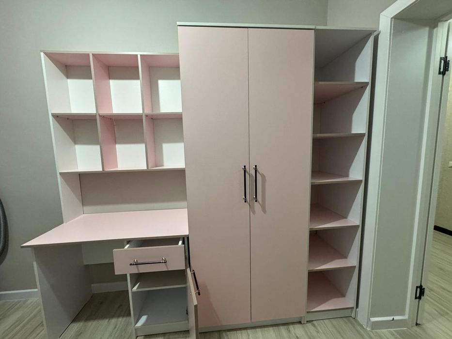 Продается шкаф со столом,полками