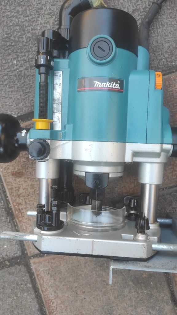 Freza  verticala MAKITA RP 1110 C ca și noua