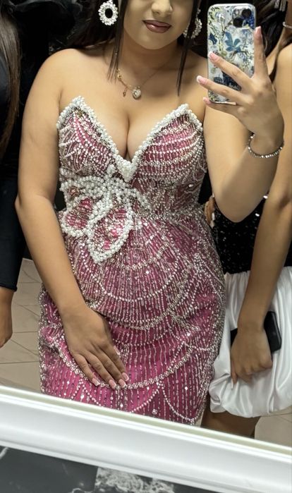 Rochita roz cu plasa din paiete si perle