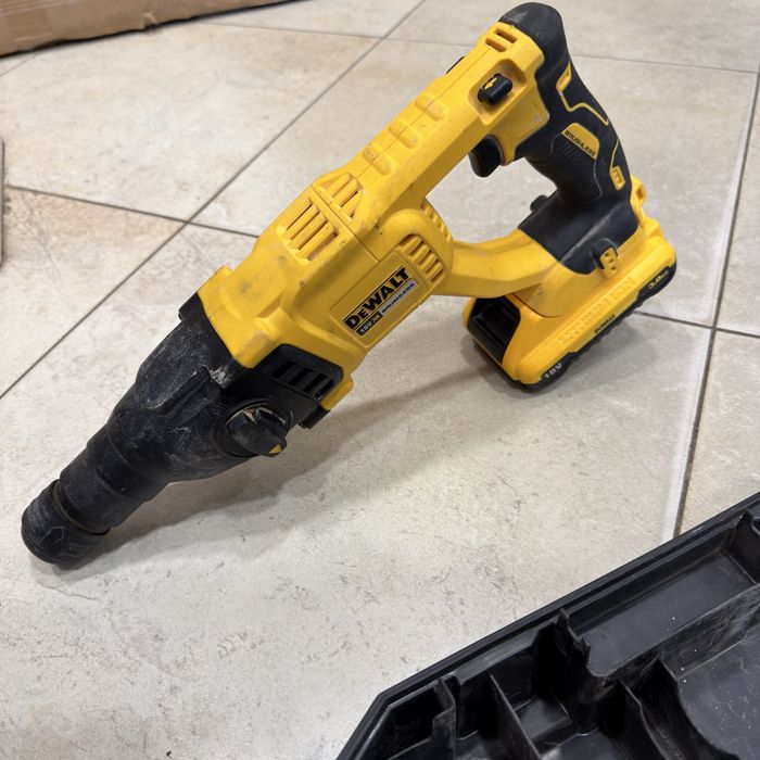Перфоратор DeWalt DCH133 боди с батерия