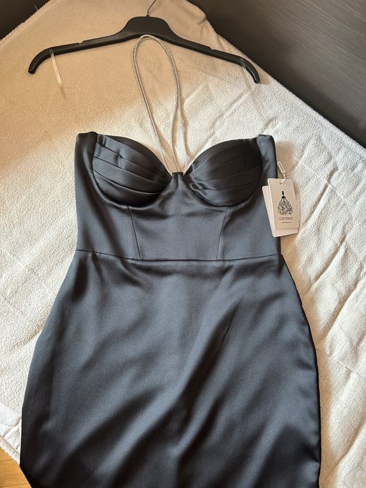 Чисто нова черна рокля