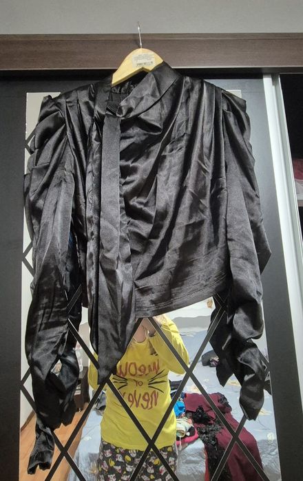 Bluza damă neagră din satin cu maneci bufante
Aceasta este o bluză nea