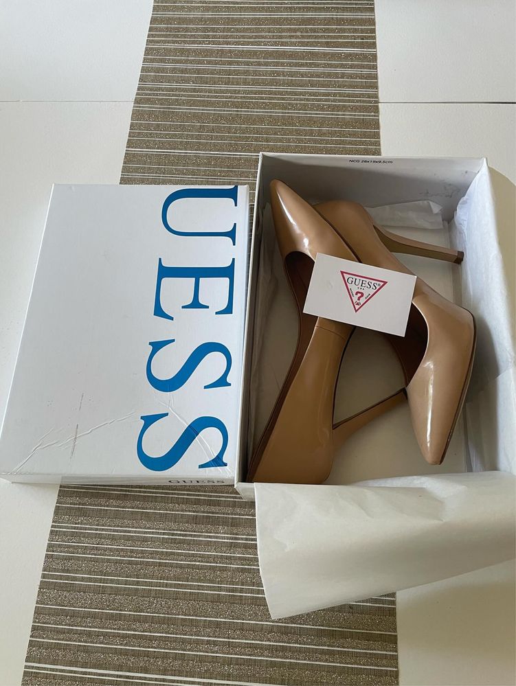 Бежови лачени токчета Guess размер 39
