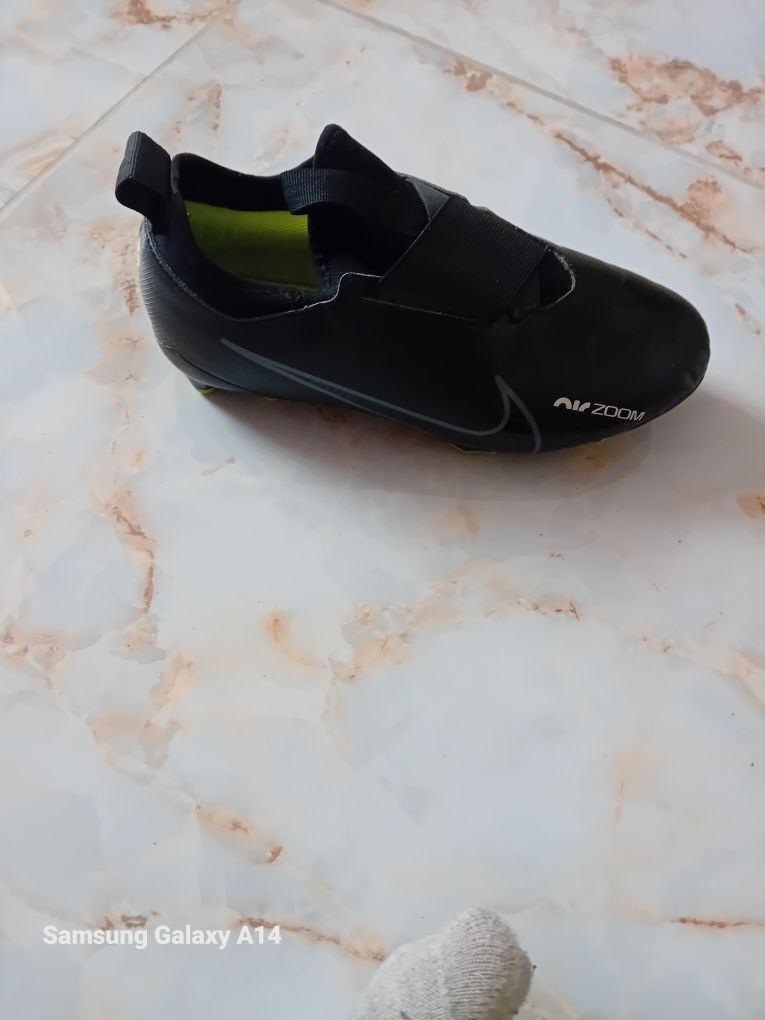 Продавам футболни обувки Nike