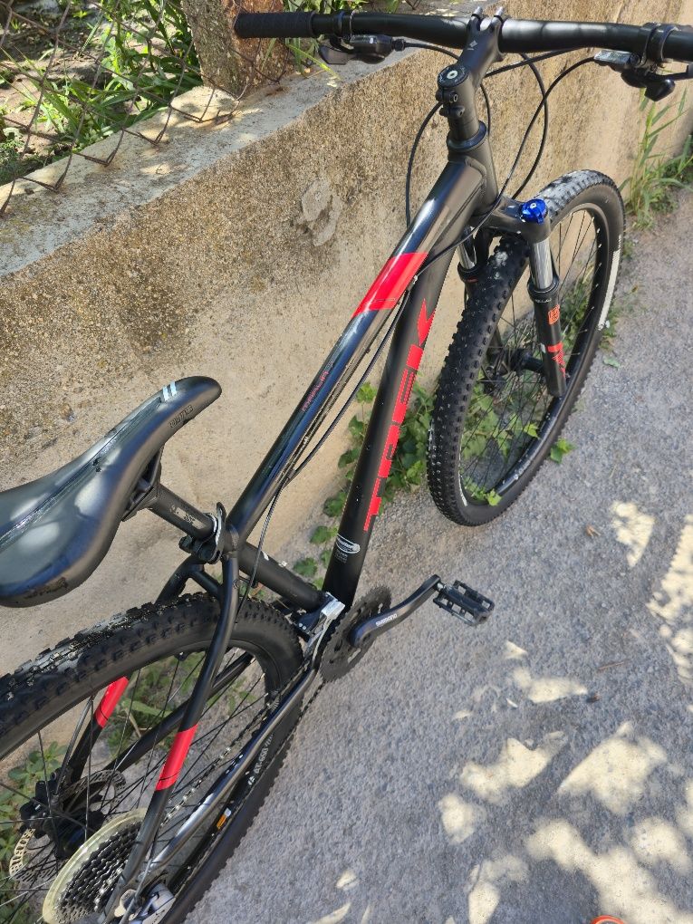 Trek Marlin 7 29цола L размер 3х9 скорости Rockshox вилка