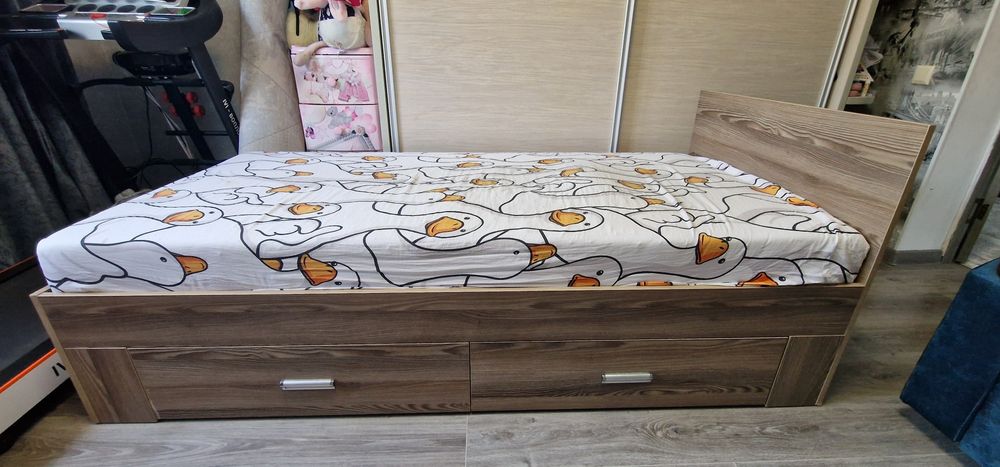 Кровать с матрасом.