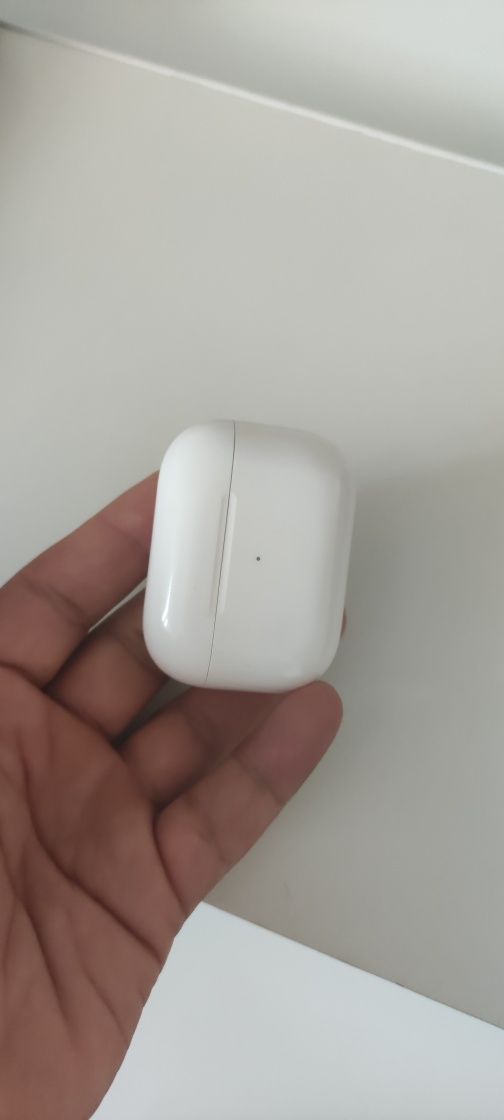 Продам оригинал кейс airpods pro