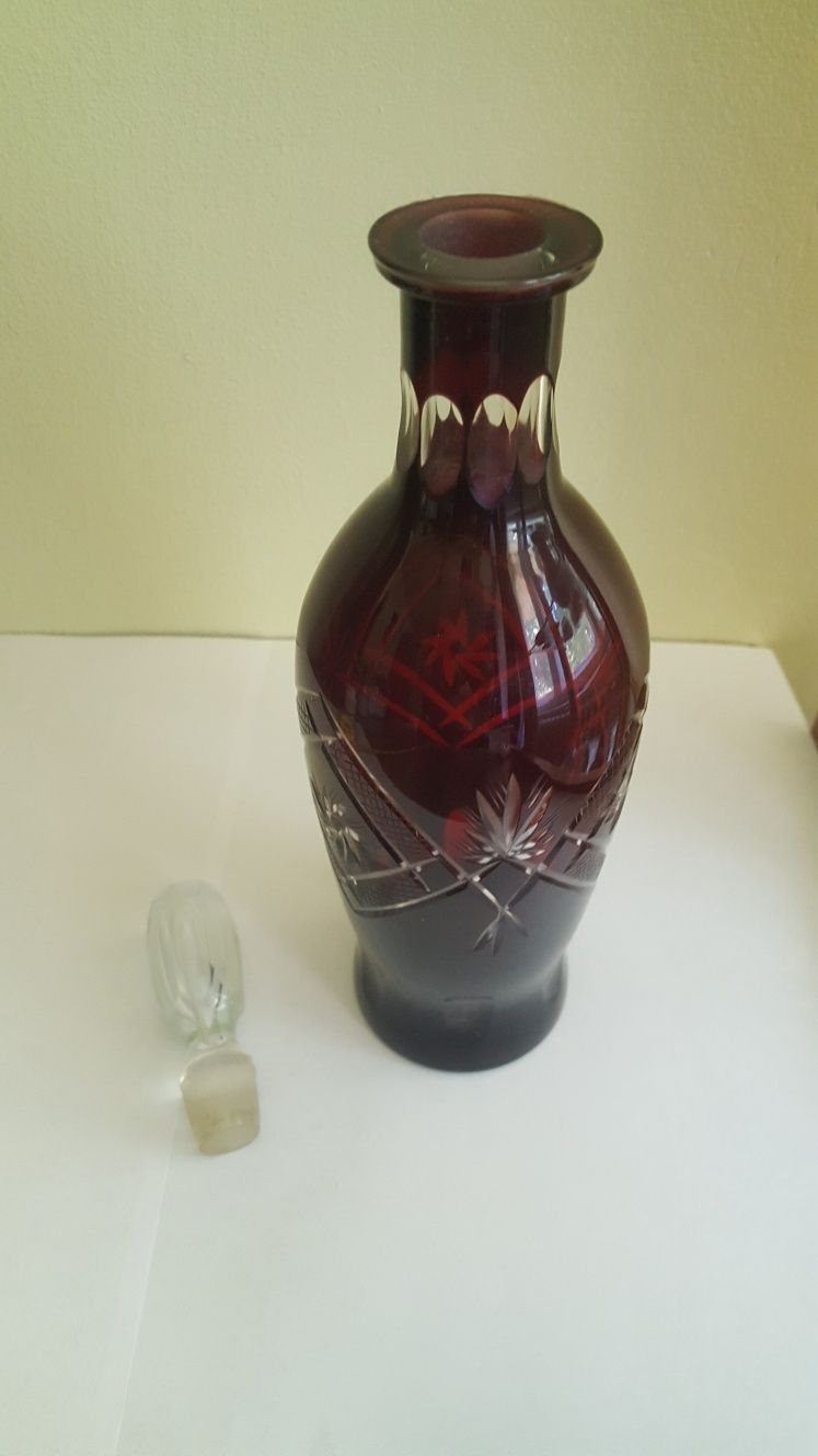 Sticla semicristal rosu cu alb ornamentata cu dop perioada comunista