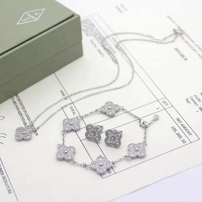 Van Cleef & Arpels позлатени обици