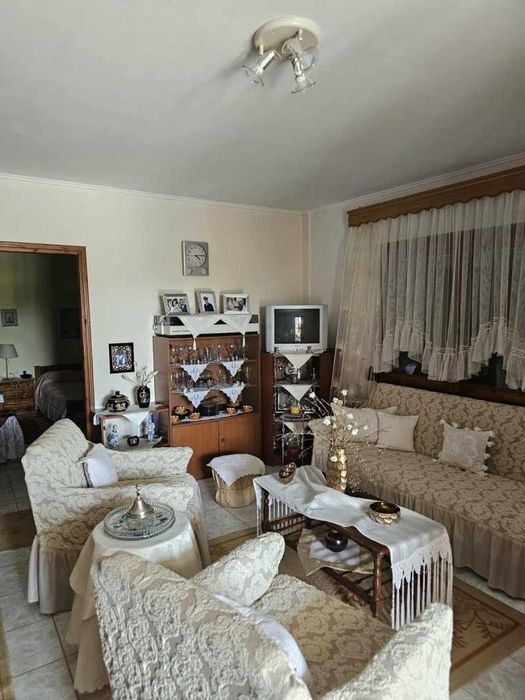 Самотоятелна къща в голям парцел