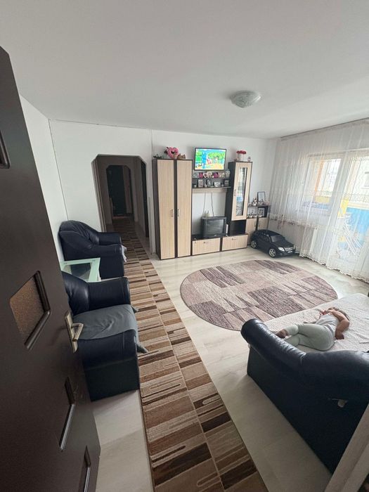 Apartament 3 camere de închiriat