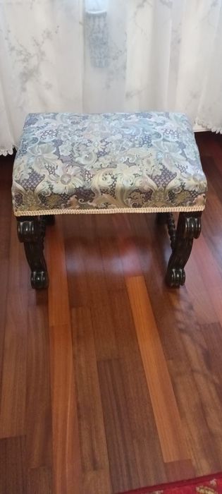 Scaun vechi din lemn