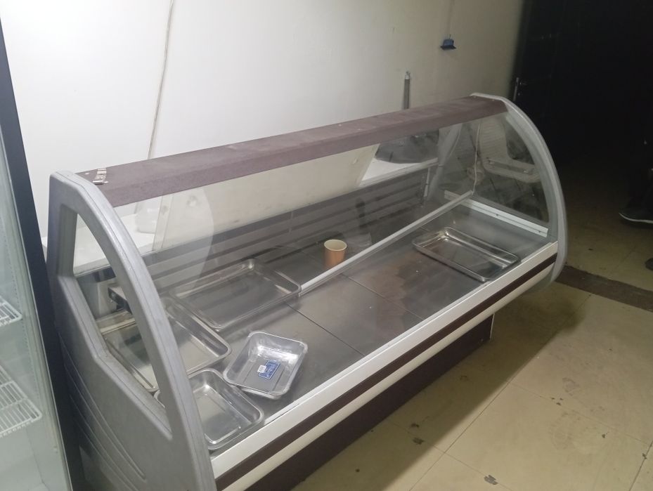 Продам холодильник витринный длина 1.70 1.80