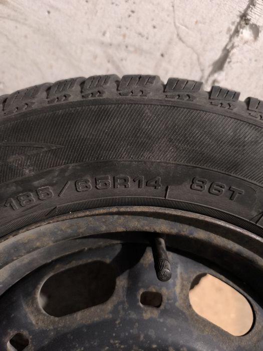 Продавам зимни гуми с джанти 185/65/14