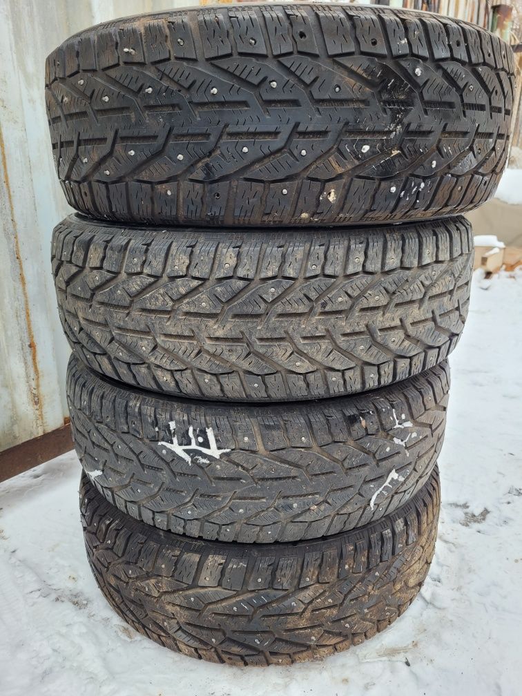 Продам шипованные шины Tigar 205/55R16