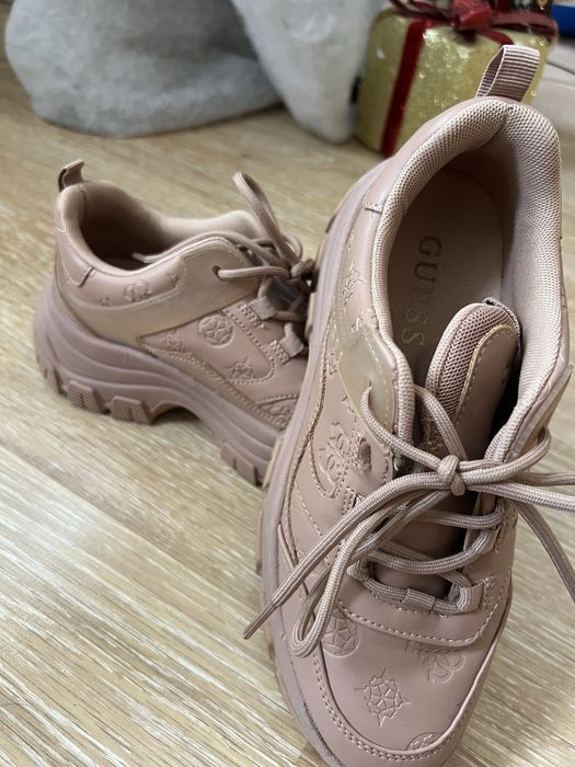 Маратонки guess,размер 37.Носени много малко.