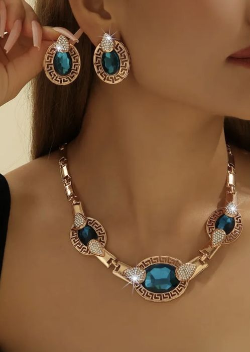 Шикарный набор бижутерии. Новый.