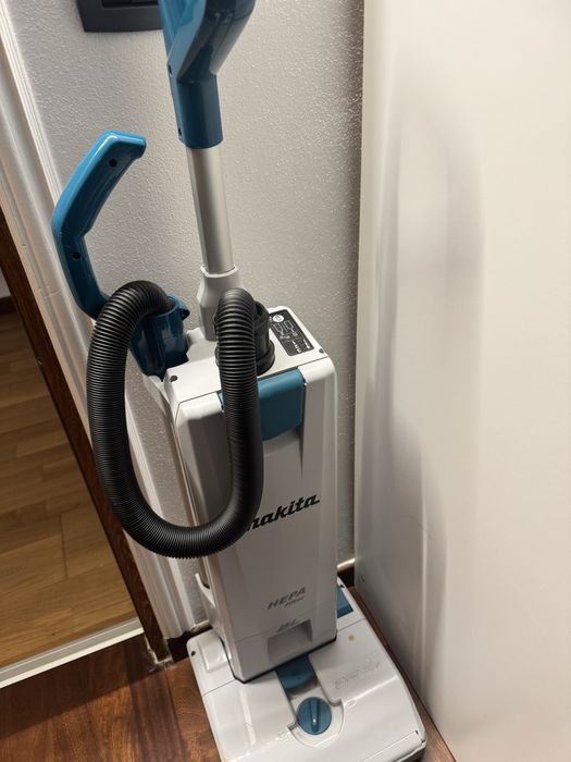 Makita Dvc560PT2 aspirator cu incarcator si 2 bateri