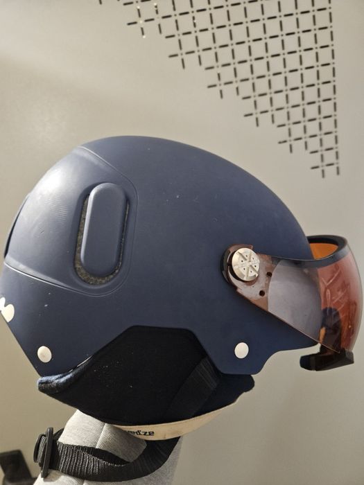 Синя каска за ски