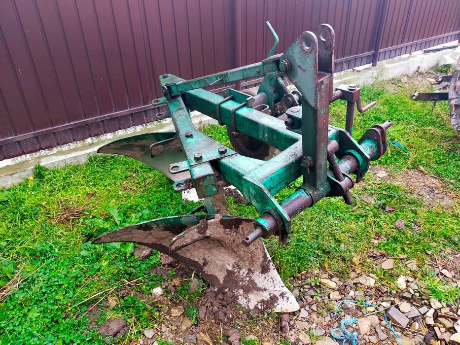 De vânzare  plug 2 brazde  pentru tractor