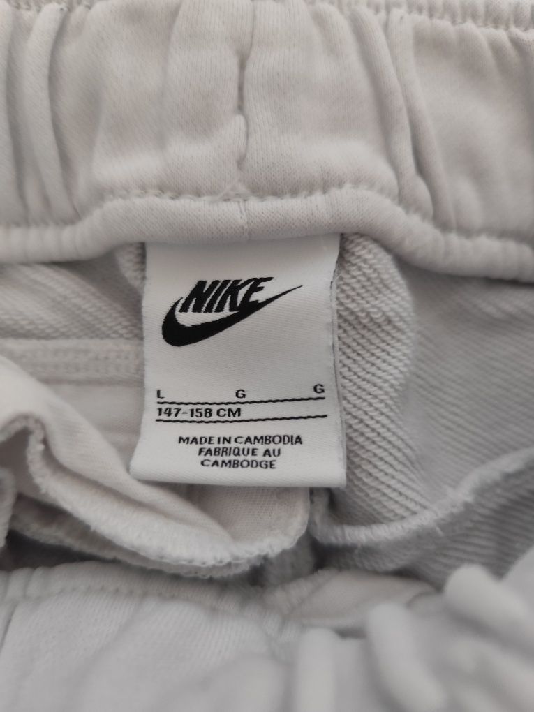Къси гащи nike!!