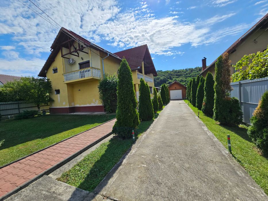 Casa ultracentral Budesti independenta energetic (cu panouri solare )