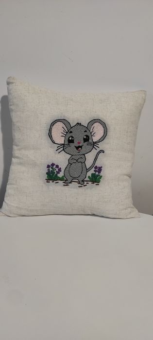 Pernuta handmade decorativa pentru copii cu soricel