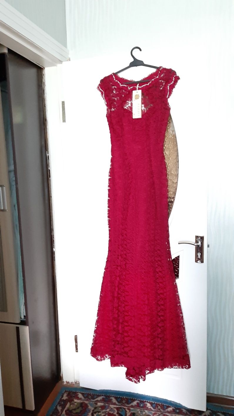 Платье вечернее нарядное "Paula Richi"Италия гипюр на подкладе.