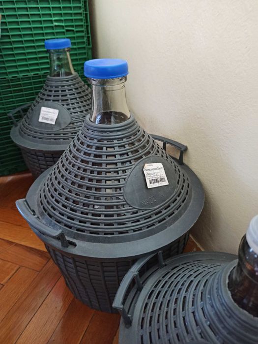 Стъклени дамаджани